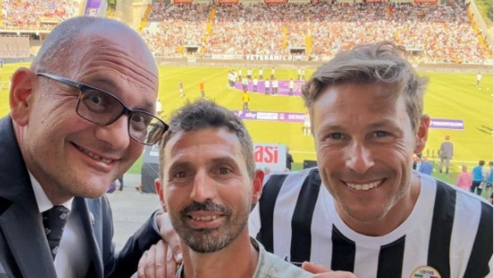 Sinner-Coach Simone Vagnozzi (Bildmitte) feierte den Aufstieg Ascolis im Stadion mit. © guido_castelli