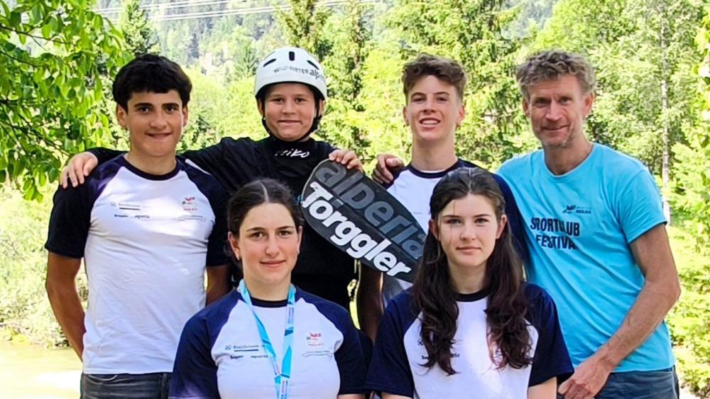 Von oben links: Jacopo Vicentini, Filippo Vicentini, Jakob Tribus, Trainer Stefan Senoner; unten: Sara Furlan, Lena Borile.