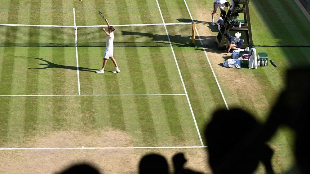 Alexander Zverev befindet sich in Wimbledon auf Erfolgskurs. © APA/afp / KIRILL KUDRYAVTSEV