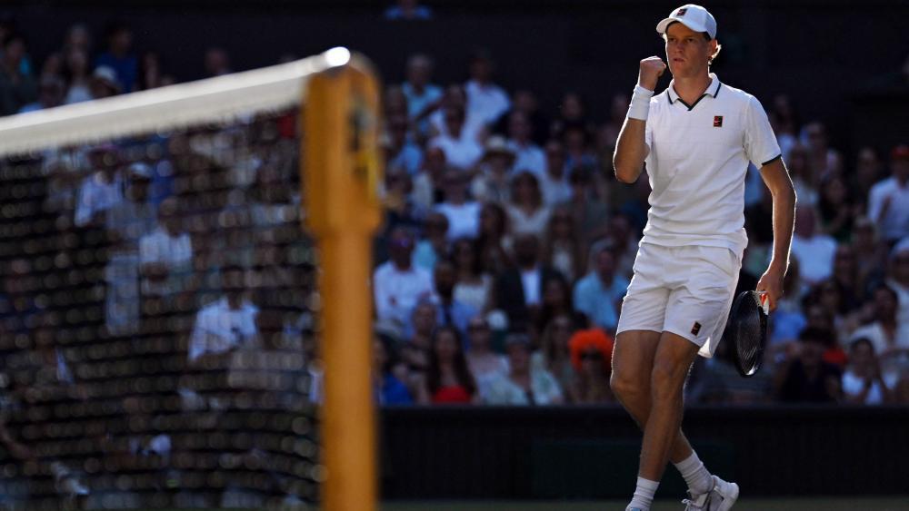Alexander Zverev fordert Jannik Sinner im Endspiel von Wimbledon. © APA/afp / KIRILL KUDRYAVTSEV