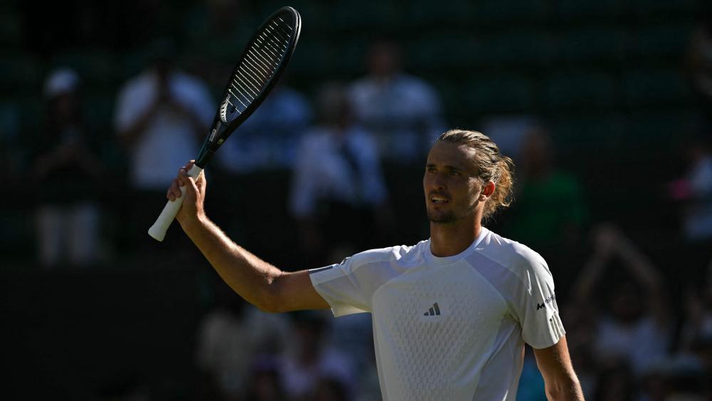 Alexander Zverev steht im Achtelfinale von Wimbledon. © APA/afp / GLYN KIRK