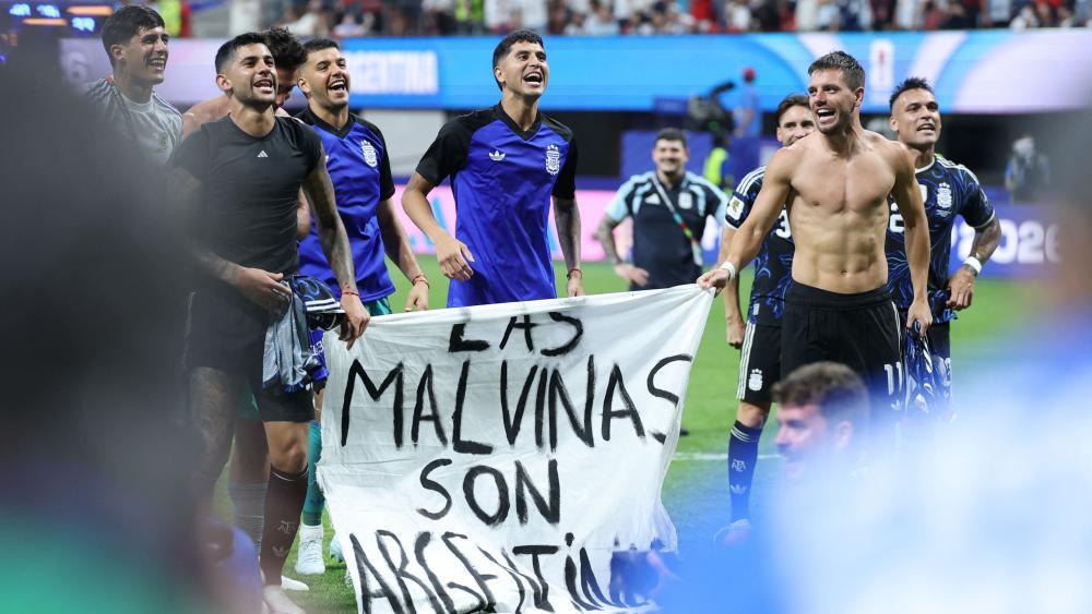 Argentinien ließ es sich nach dem Sieg über England nicht nehmen, eine politische Botschaft hinterher zu senden. © APA/afp / THOMAS COEX
