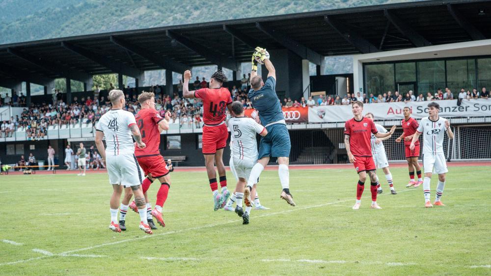 Bereits im vergangenen Jahr stand ein Testspiel zwischen dem FCI (in Rot) und einer VinschgauAuswahl an: Das Match endete mit 2:1 für die Profis.