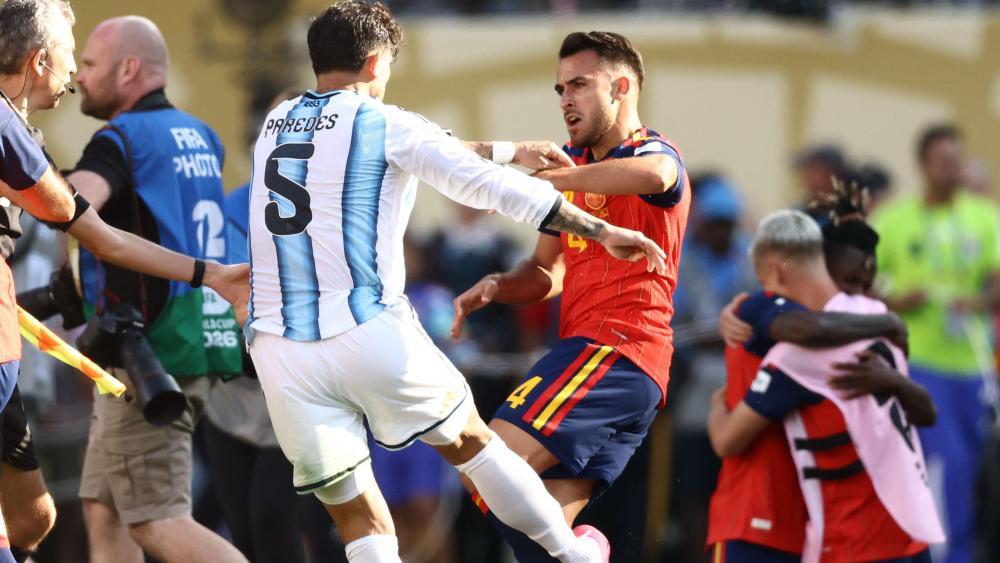 Besonders Leandro Paredes (Nummer 5) hat sich einen Namen als Prügelknabe gemacht. © APA/afp / CHARLY TRIBALLEAU