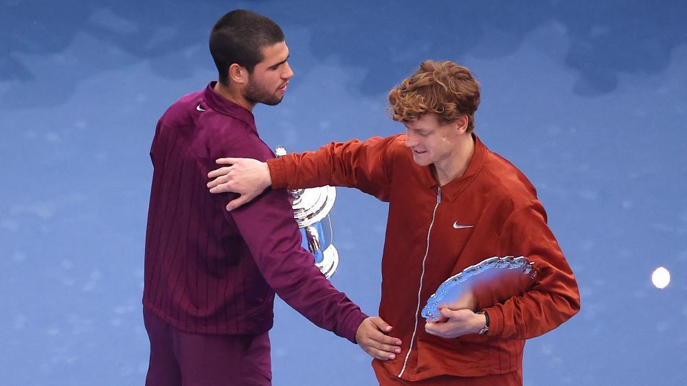 Carlos Alcaraz (links) setzte sich gegen Jannik Sinner durch. © GETTY IMAGES NORTH AMERICA / SARAH STIER