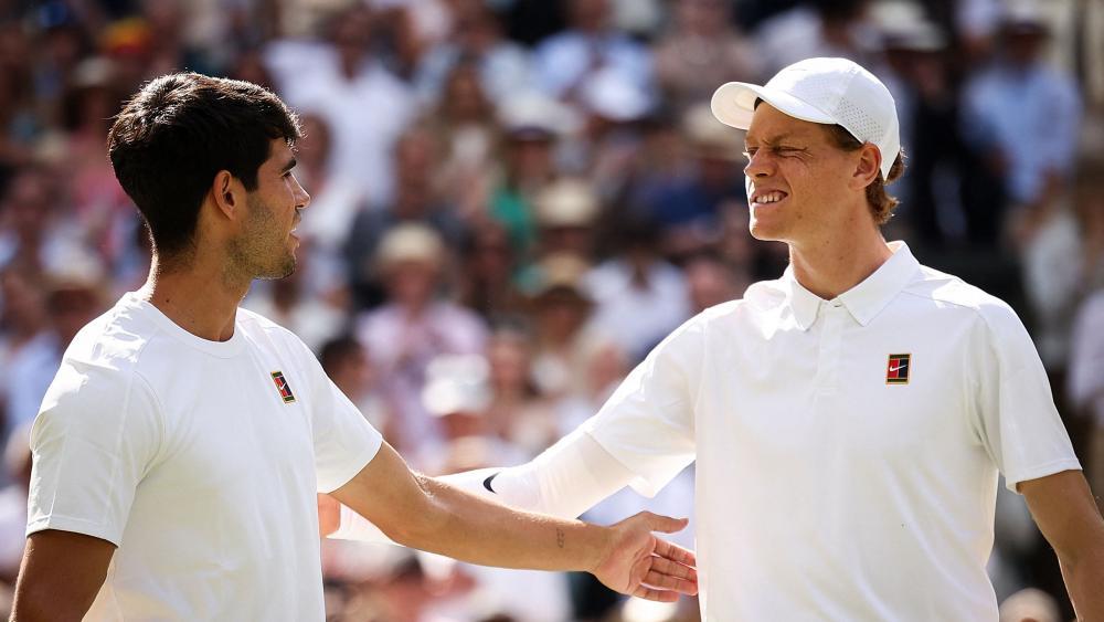 Carlos Alcaraz (links) und Jannik Sinner sind die großen Dominatoren des Tennis. © APA/afp / HENRY NICHOLLS