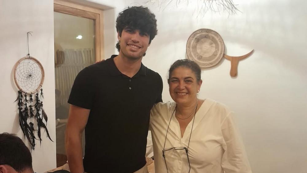 Carlos Alcaraz posierte für ein Erinnerungsfoto.