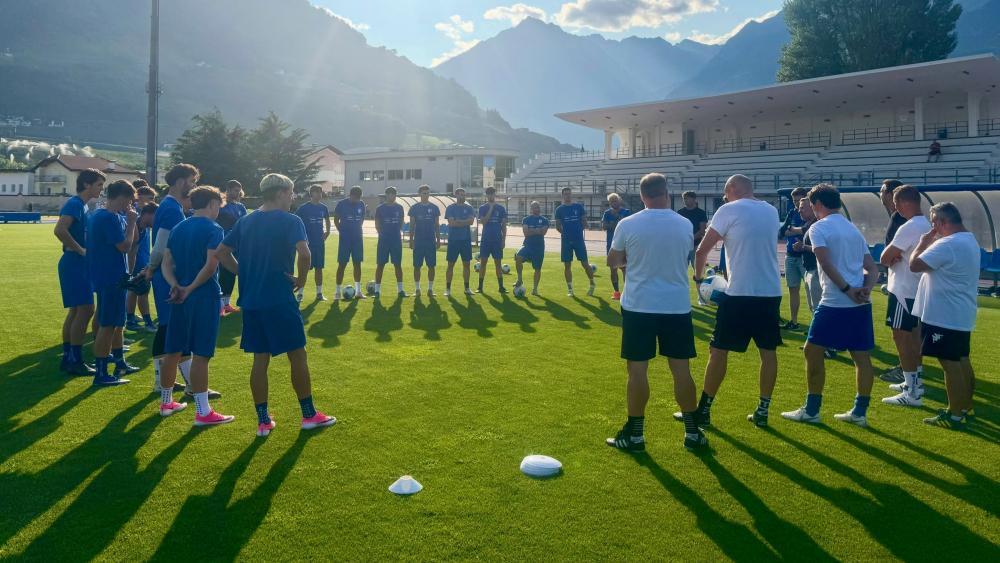 Der FC Obermais hat im Combi-Stadion die erste Einheit absolviert.
