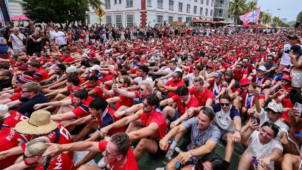 Die norwegischen Fans (hier in Miami vor dem Spiel) wollen weiterrudern. © ANSA / RONALD WITTEK