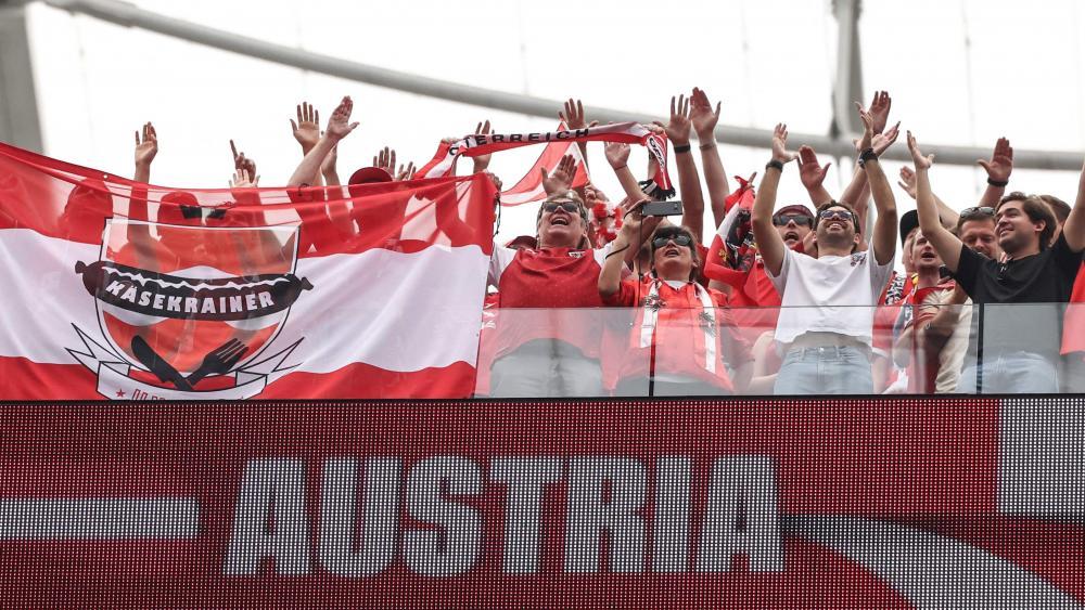 Die österreichischen Fans träumen von der Sensation. © APA/afp / ETIENNE LAURENT