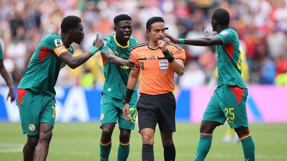 Die Spieler von Senegal sind bei der WM dramatisch ausgeschieden. © APA / ALEX GRIMM