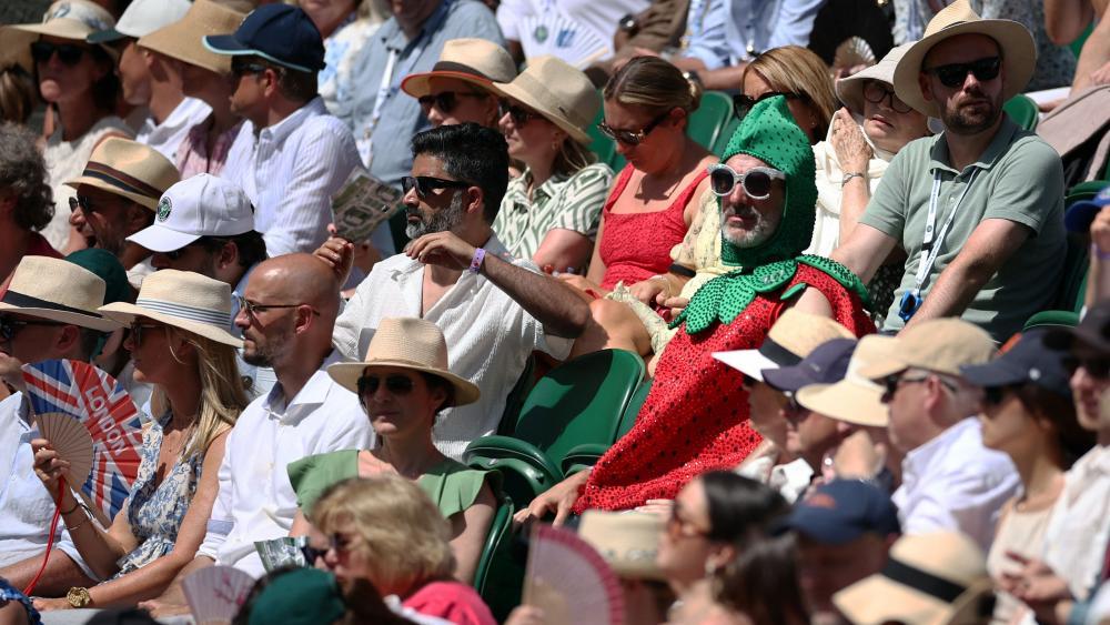 Ein Fan als Erdbeere verkleidet: Auch das ist Wimbledon. © APA/afp / HENRY NICHOLLS