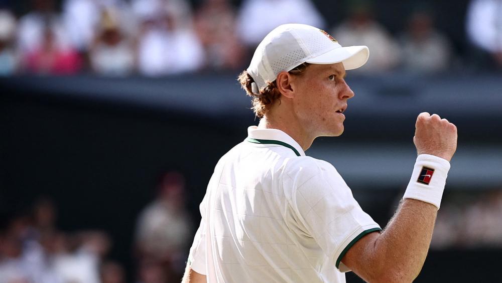 Jannik Sinner ballt die Faust: Der Sextner steht im Finale. © APA/afp / HENRY NICHOLLS