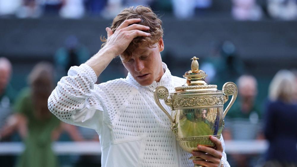 Jannik Sinner hat in Wimbledon wieder einmal seine ganze Klasse gezeigt. © APA/afp / HENRY NICHOLLS
