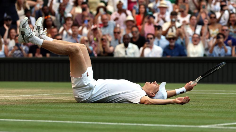Jannik Sinner kann es nicht glauben: Er hat erneut in Wimbledon triumphiert. © ANSA / NEIL HALL