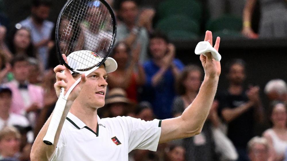 Jannik Sinner steht im Viertelfinale von Wimbledon. © APA/afp / KIRILL KUDRYAVTSEV