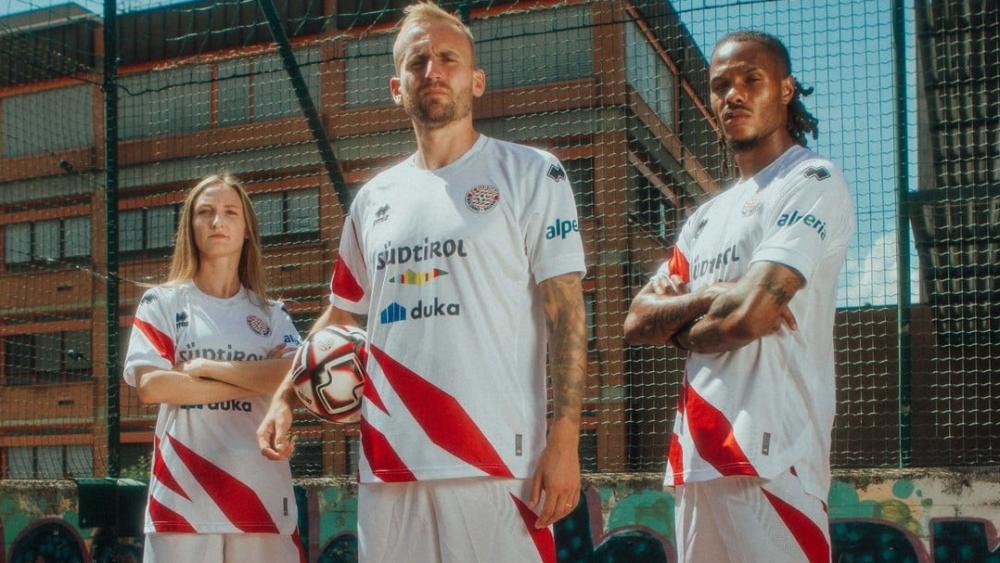 Kapitän Fabian Tait (Bildmitte) präsentiert das neue Heimtrikot. © FC Südtirol