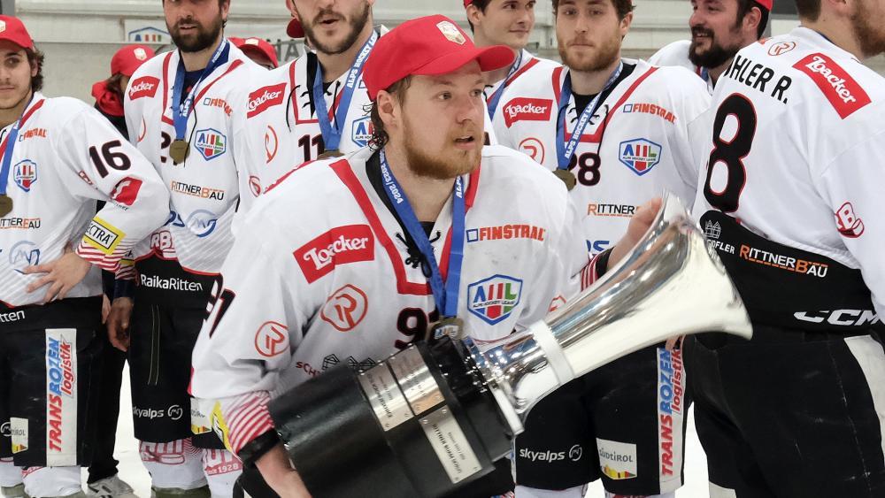 Kevin Fink durfte mehrere Trophäen in die Höhe stemmen. © Max Pattis