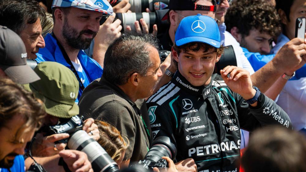 Kimi Antonelli wird am Sonntag von der Pole-Position starten. © APA/afp / BEN STANSALL