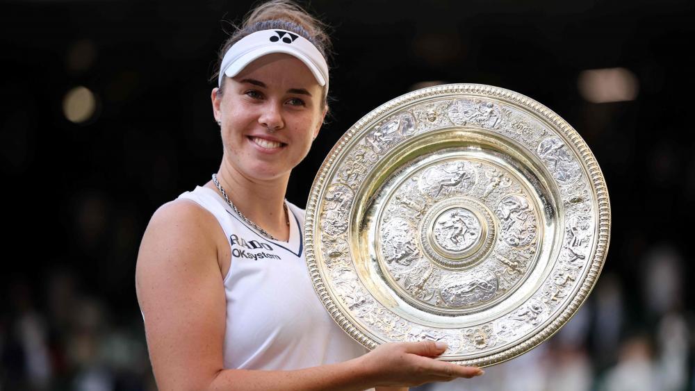 Linda Noskova holte sich die Trophäe. © APA/afp / HENRY NICHOLLS