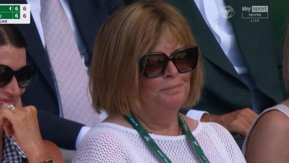 Mama Siglinde fiebert auf der Tribüne mit ihrem Jannik mit.
