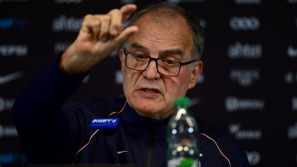 Marcelo Bielsa, Nationaltrainer Uruguays, hielt eine 100-minütige Pressekonferenz ab. © APA/afp / DANTE FERNANDEZ