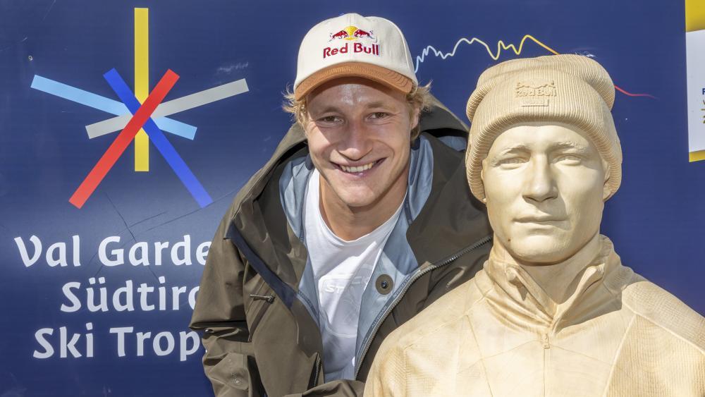 Marco Odermatt posierte mit seinem Pendant aus Grödner Holz. © Saslong Classic Club