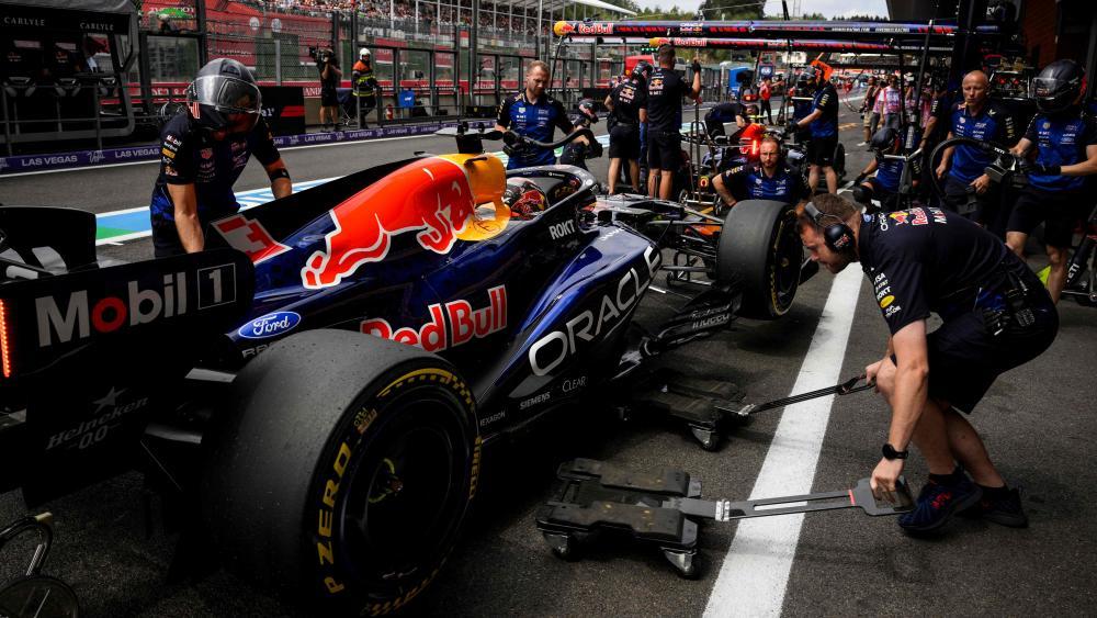 Max Verstappen und sein Team haben ein deutliches Ausrufezeichen gesetzt. © APA/afp / JOHN THYS