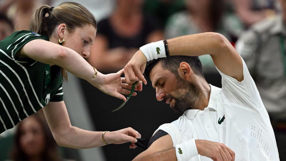 Novak Djokovic (rechts) erlaubte sich einen Scherz. © APA/afp / KIRILL KUDRYAVTSEV
