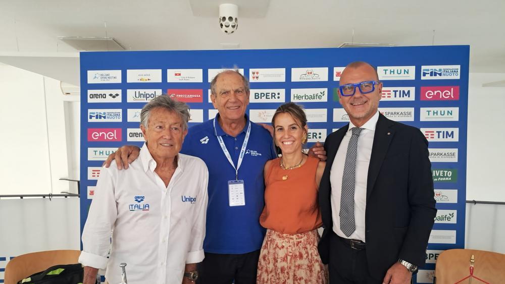 Präsentierten das Diving Meeting im Bozner Lido: Von links Giorgio Cagnotto, OK-Chef Ardelio Michielli, Tania Cagnotto und Bozens Bürgermeister Claudio Corrarati.