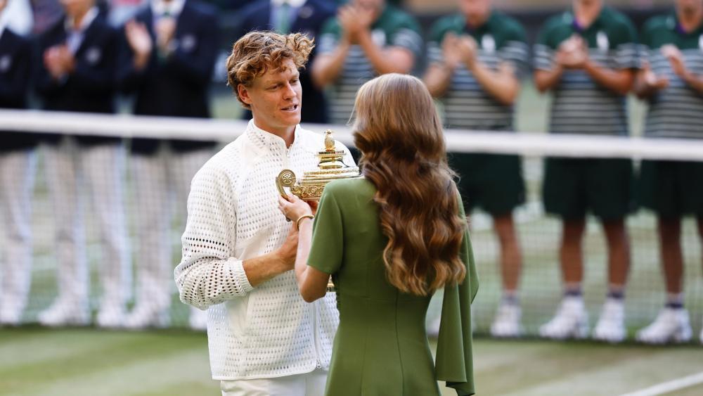Prinzessin Kate übergibt Jannik Sinner die Wimbledon-Trophäe. © ANSA / TOLGA AKMEN