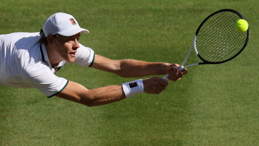 Tennis-Superstar Jannik Sinner bestreitet in Wimbledon sein Achtelfinale. © APA/afp / ADRIAN DENNIS