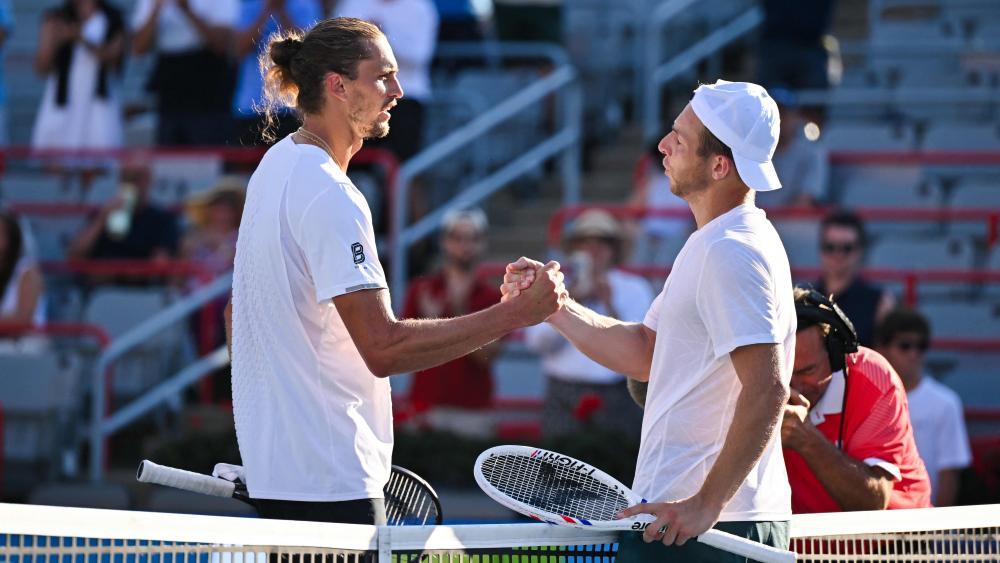Alexander Zverev (l.) musste sich Tallon Griekspoor geschlagen geben. © APA / MINAS PANAGIOTAKIS