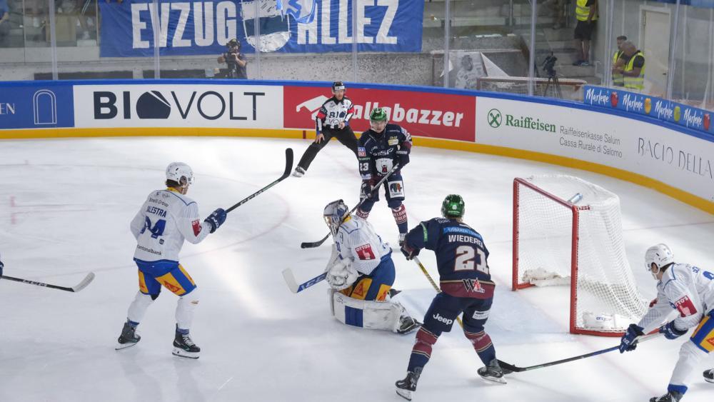 An EV-Zug-Goalie Leonardo Genoni (in weiß) gab es am Samstag kein Vorbeikommen. © Max Pattis
