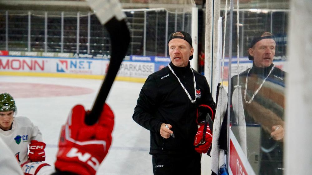 Antti Karhula leitete am Dienstag das erste Training in der Sparkasse Arena. © HCB