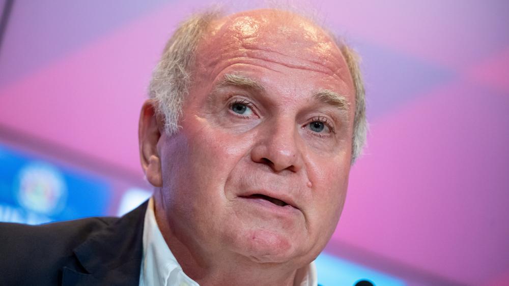 Bayern Münchens Ehrenpräsident Uli Hoeneß zeigte sich schockiert. © dpa / SVEN HOPPE