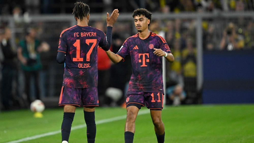 Bayerns Torschützen unter sich: Michael Olise (links) und Nathaniel Brown. © APA/afp / INA FASSBENDER