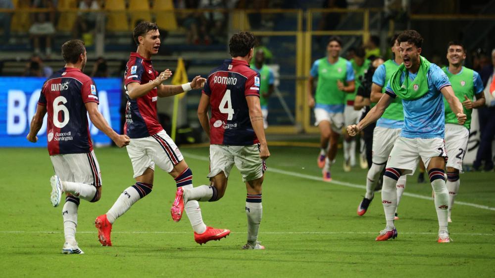 Cagliari jubelte über den Sieg – Raphael Kofler (im Hintergrund) freute sich mit. © ANSA / Lorenzo Cattani