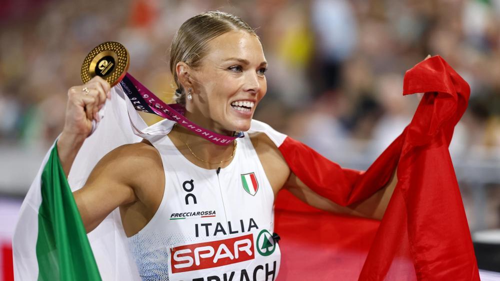 Dariya Derkach eroberte bei der Leichtathletik-EM die Goldmedaille im Dreisprung. © ANSA / TOLGA AKMEN