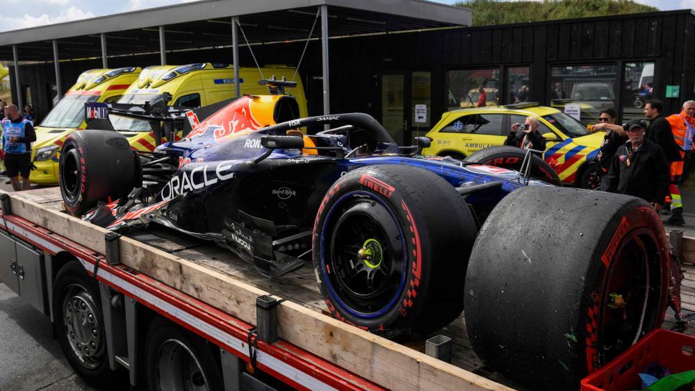 Das kaputte Auto von Max Verstappen. © APA/afp / JOHN THYS