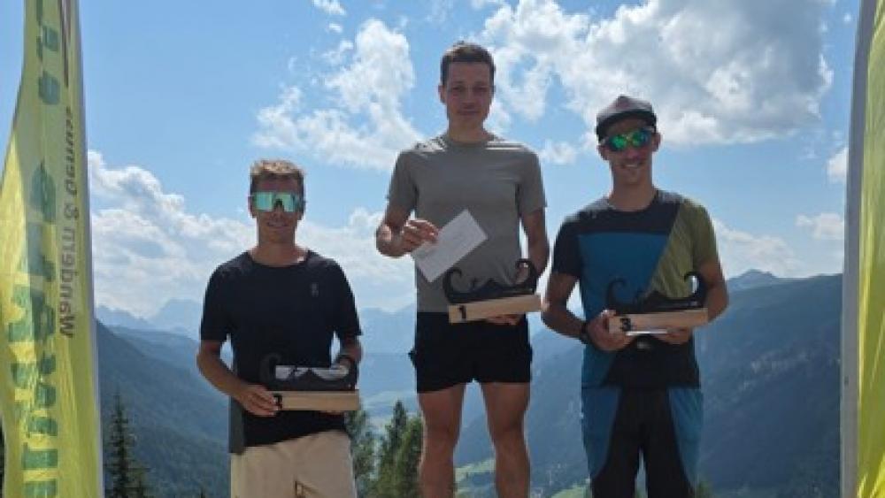 Das Siegerfoto der Herren beim Gsieser Almenlauf. © Sport- und Freizeitverein Yusuf