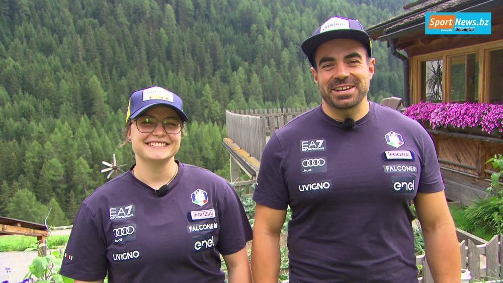 Sie haben Olympiarennen bestritten, Weltcupsiege gefeiert und Podestplätze bejubelt – aber auch schwierige Momente gemeinsam durchgestanden. Die Snowboard-Geschwister Jasmin und Edwin Coratti verbindet weit mehr als die Liebe zum Sport. Wir haben die beiden auf ihrem Hof in Langtaufers besucht und dabei einen sehr persönlichen Einblick in ihr Leben als Spitzensportler erhalten. Sie erzählen von ihrem Alltag, von gemeinsamen Erfolgen und Schicksalsschlägen – und davon, wie sehr sie sich gegenseitig Halt geben. © stol