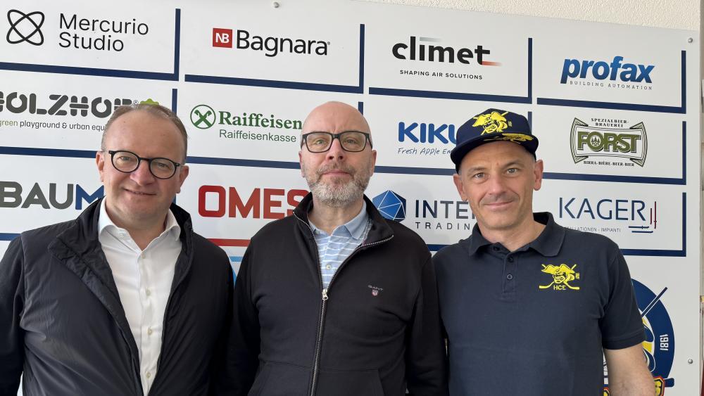 Die Macher des HC Eppan blicken zuversichtlich der kommenden IHL-Saison entgegen: Sportdirektor Alexander Hofer, Trainer Jarno Mensonen und Präsident Manfred Steiner (von links).
