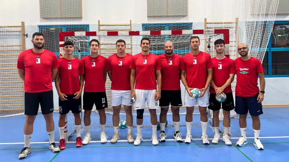 Die Neuen beim SSV Loacker Bozen Volksbank: V. l. Samuele Bortolot, Georgi Boew, Thomas Brantsch, David Gligic, Dragan Gslisc, Matheus Zanutto, Ratko Starcevic, Marcos Garia und Trainer Sergio Palazzi.