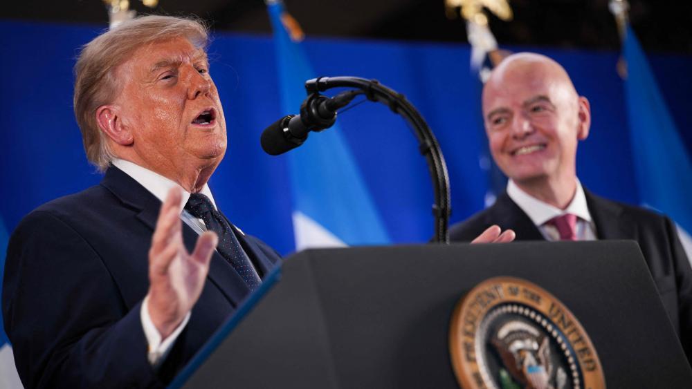 Donald Trump und Gianni Infantino kennen sich bestens. © APA / ANDREW HARNIK