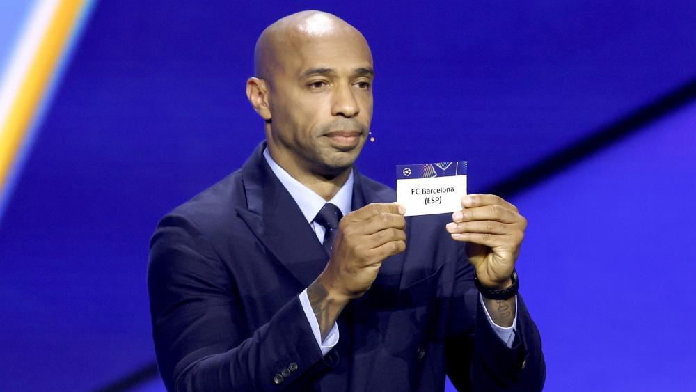Ex-Stürmerstar Thierry Henry war eine der Losfeen am Donnerstagabend. © ANSA / SEBASTIEN NOGIER