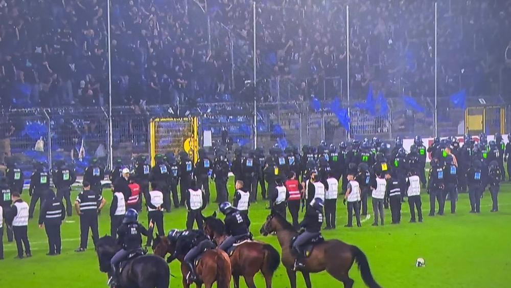 In Mannheim kam es zu einem Platzsturm und Pferden auf dem Spielfeld. © Screenshot SKY