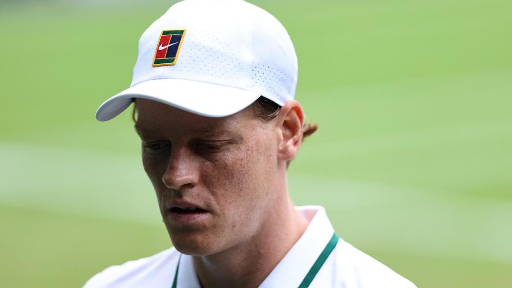 Jannik Sinner hat zu seiner Verletzung Stellung bezogen. © ANSA / NEIL HALL