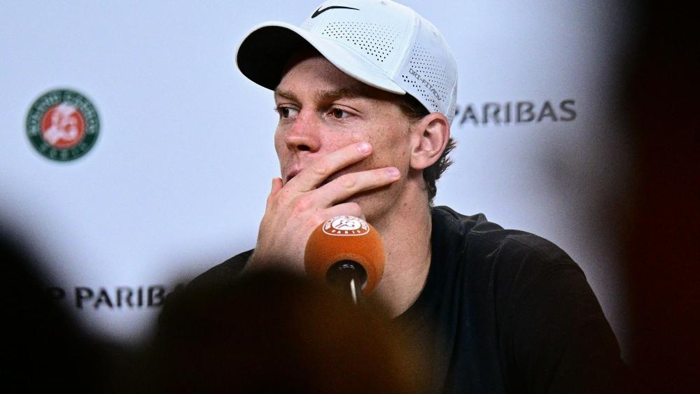 Jannik Sinner muss die US Open auslassen – will aber für die China-Turniere wieder fit sein. © APA/afp / JULIEN DE ROSA