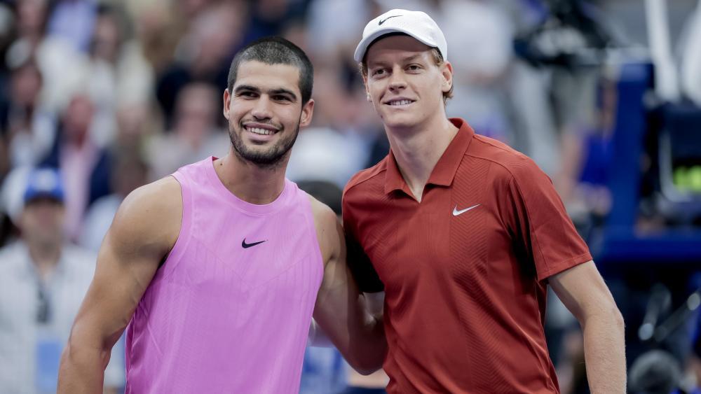 Jannik Sinner (rechts) und Carlos Alcaraz (links) bleiben die Nummer 1 und 2 der Welt. © ANSA / stf
